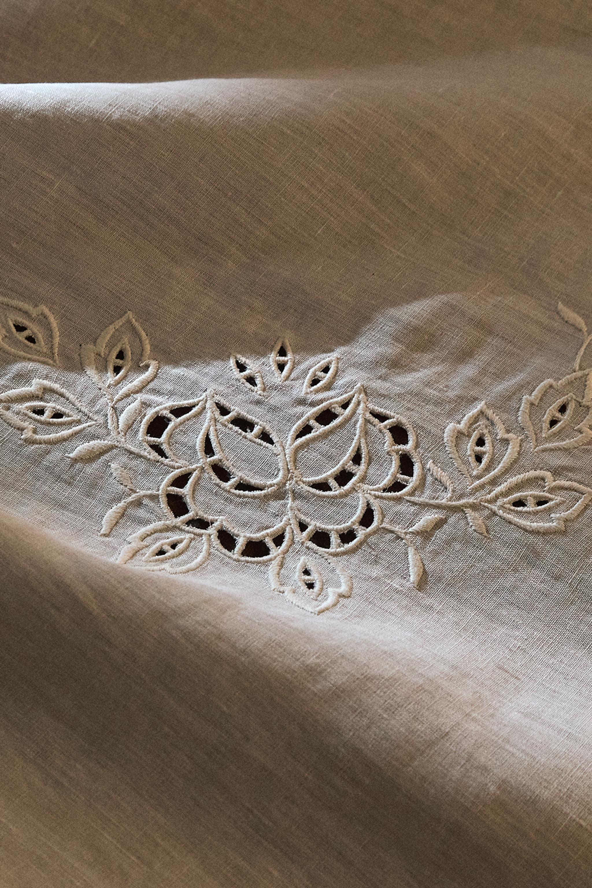 LINEN TABLECLOTH WITH FLORAL EMBROIDERY AND HEMSTITCHING